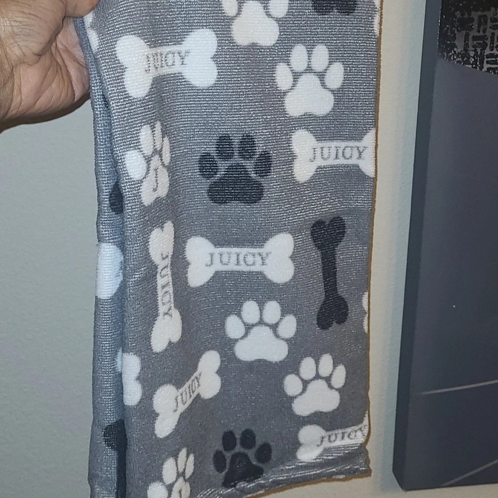 💕HP💕Juicy Couture Gray and White Microfiber Pet Towel